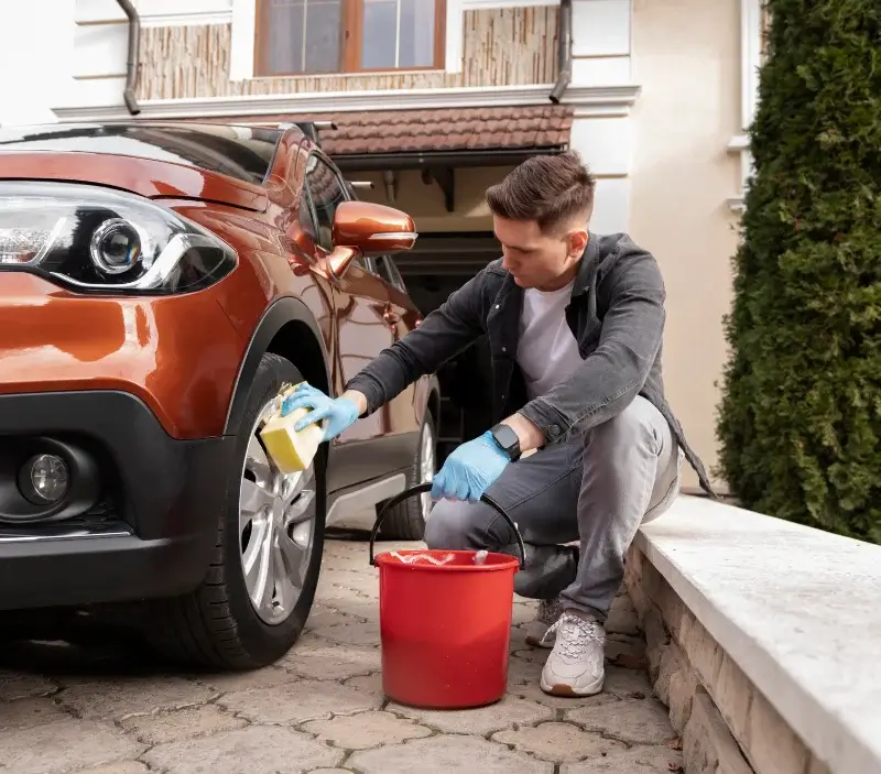 Lavage auto à domicile Saint-Sornin-Lavolps : professionnel intervenant sur un véhicule